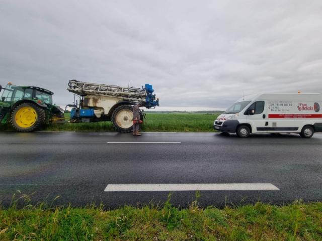 Intervention d'un pulvérisateur sur la D925 entre Ouville la Rivière et Dieppe